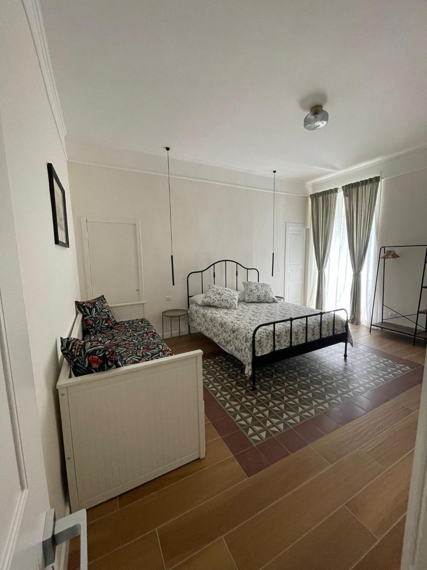 Casa Duchesca Bed & Breakfast เนเปิลส์ ภายนอก รูปภาพ